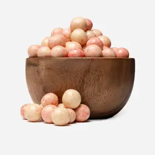 Knusprige Kugeln in weißer Schokolade mit Himbeeren